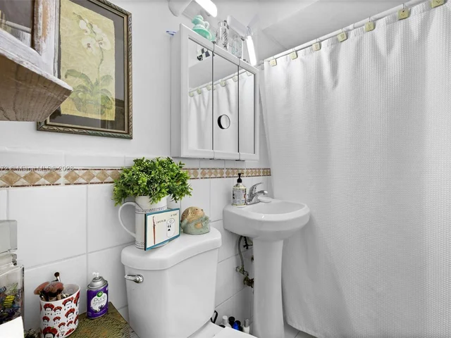 1061 NE 137th St, North Miami FL 33161