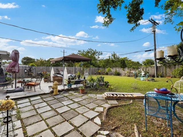 1061 NE 137th St, North Miami FL 33161