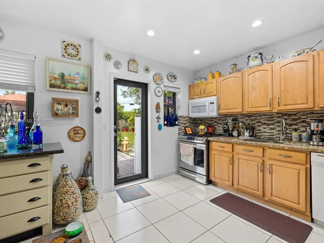 1061 NE 137th St, North Miami FL 33161