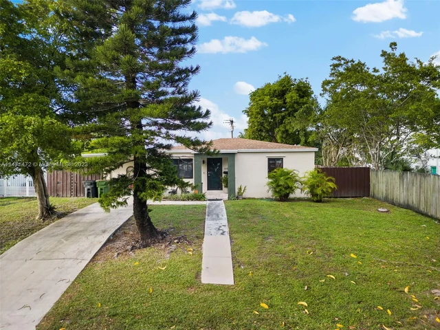 1061 NE 137th St, North Miami FL 33161