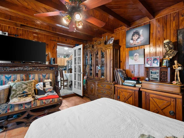 1061 NE 137th St, North Miami FL 33161