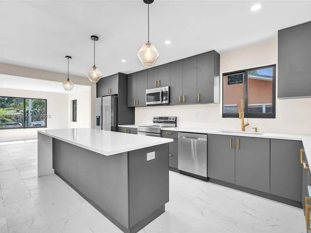 2265 NW 3rd St, Miami FL 33125