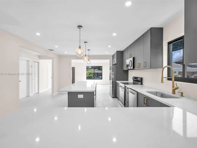 2265 NW 3rd St, Miami FL 33125