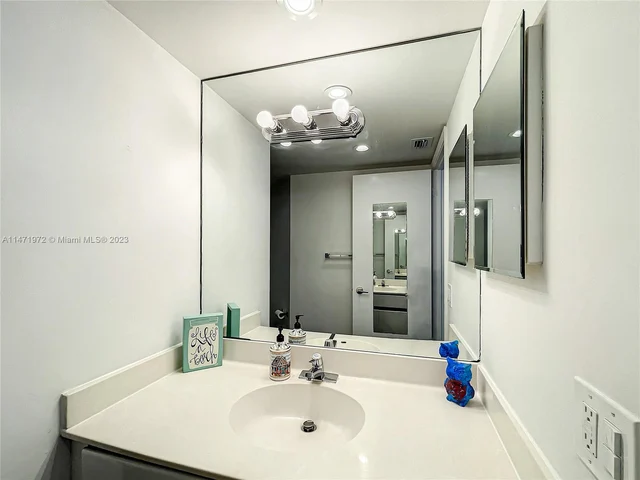 6767 Collins Ave # 1503, Miami Beach FL 33141