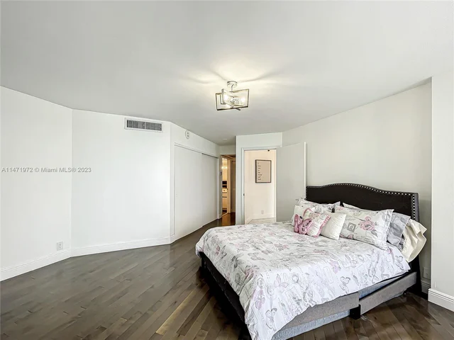 6767 Collins Ave # 1503, Miami Beach FL 33141