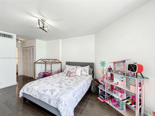 6767 Collins Ave # 1503, Miami Beach FL 33141