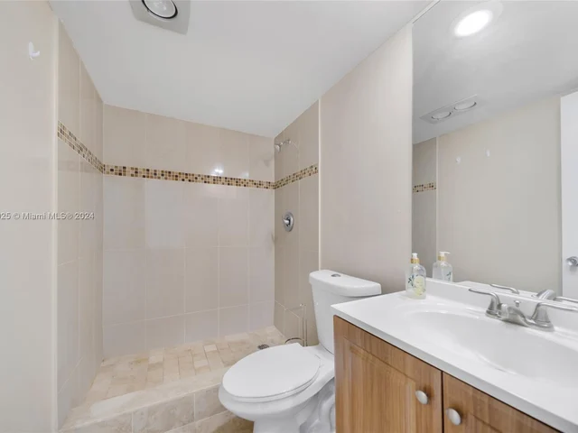 4030 W Palm Aire Dr # 104, Pompano Beach FL 33069