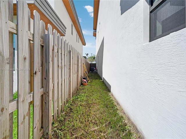 7641 NW 102nd Ct, Doral FL 33178