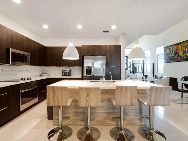 7641 NW 102nd Ct, Doral FL 33178