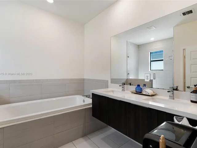 7641 NW 102nd Ct, Doral FL 33178