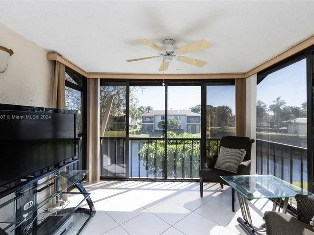 8566 Casa Del Lago # H, Boca Raton FL 33433