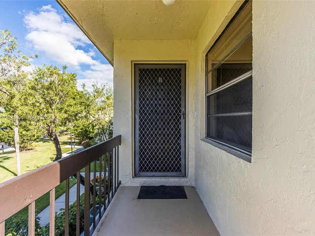 8566 Casa Del Lago # H, Boca Raton FL 33433