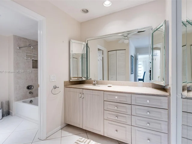 8566 Casa Del Lago # H, Boca Raton FL 33433