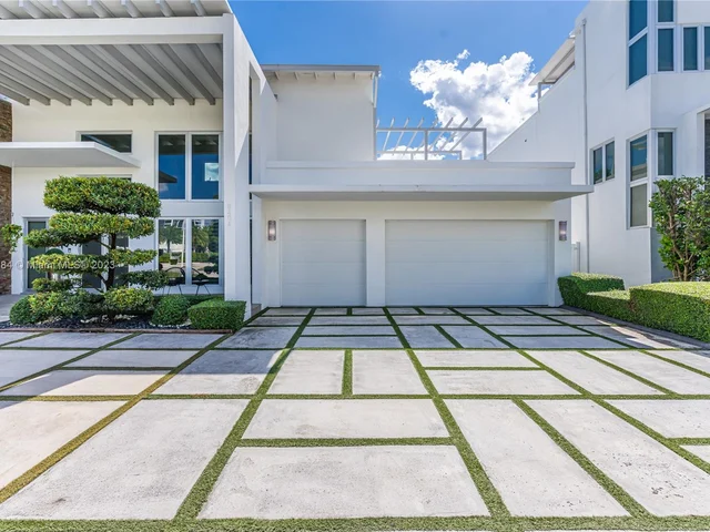 8404 NW 33rd Ter, Doral FL 33122