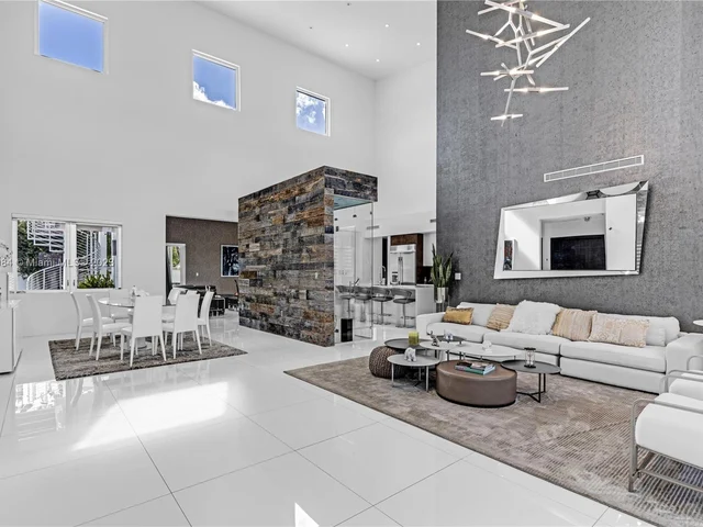 8404 NW 33rd Ter, Doral FL 33122