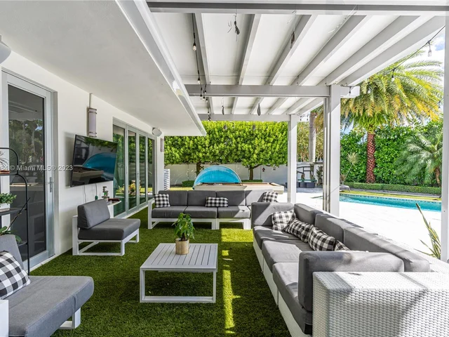 8404 NW 33rd Ter, Doral FL 33122