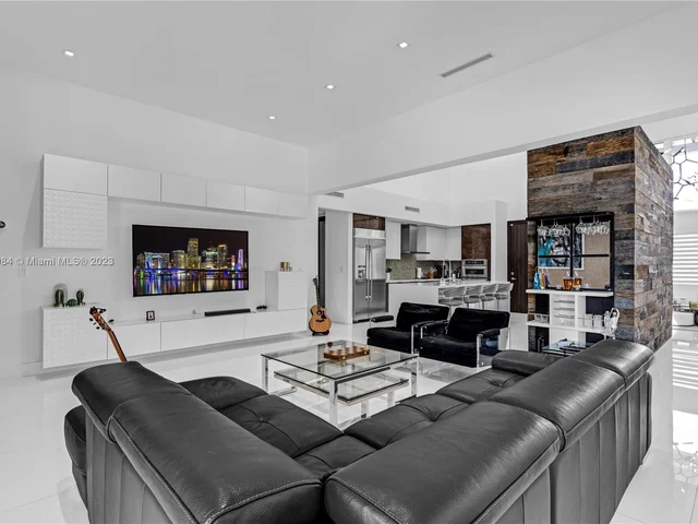 8404 NW 33rd Ter, Doral FL 33122