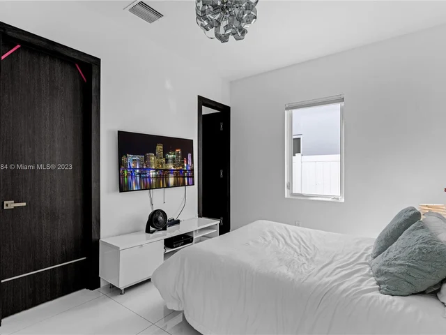 8404 NW 33rd Ter, Doral FL 33122