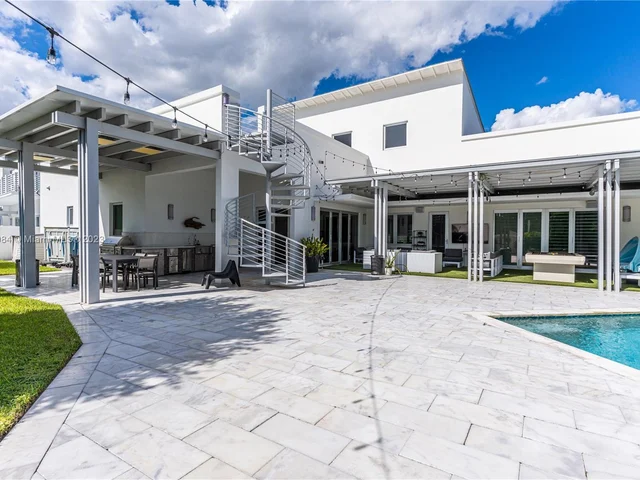 8404 NW 33rd Ter, Doral FL 33122