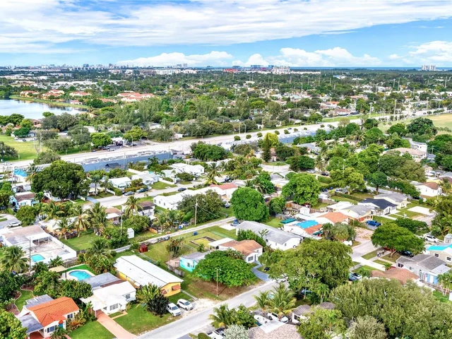 2531 Thomas St, Hollywood FL 33020