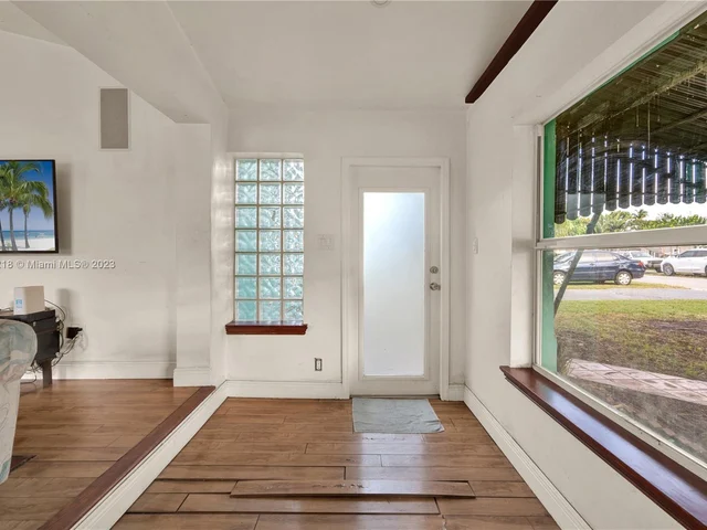 2531 Thomas St, Hollywood FL 33020