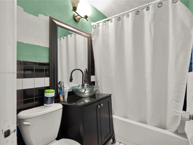 2531 Thomas St, Hollywood FL 33020