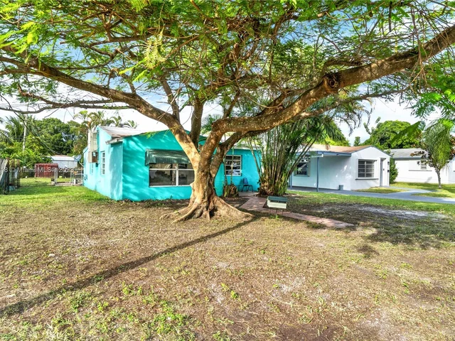 2531 Thomas St, Hollywood FL 33020