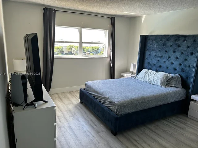 800 NE 195th St # 414, Miami FL 33179