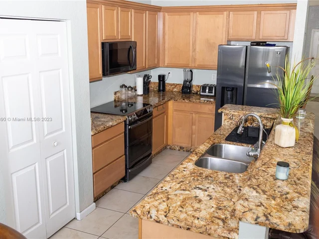 657 SE 30th Ter, Homestead FL 33033