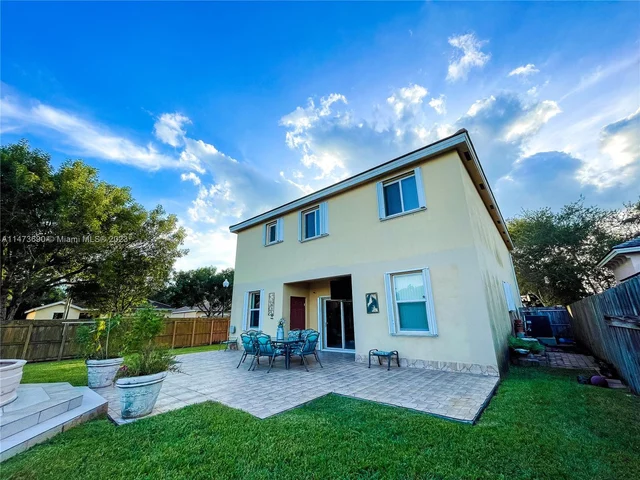 657 SE 30th Ter, Homestead FL 33033