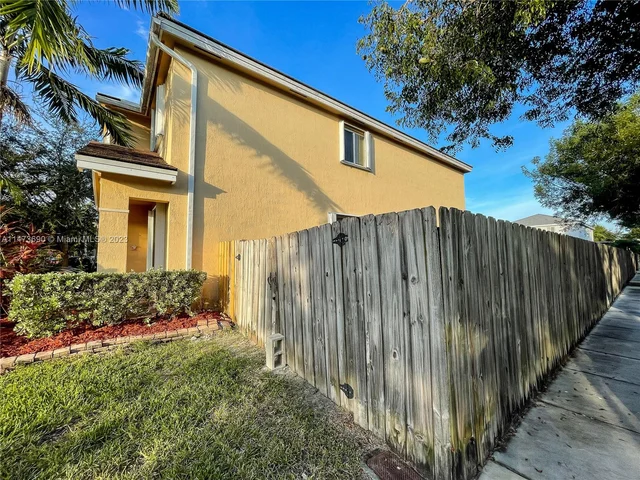 657 SE 30th Ter, Homestead FL 33033