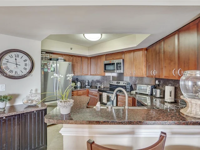 6767 Collins # 901, Miami Beach FL 33141