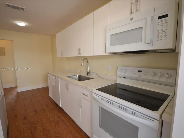 2753 NE 28th St # 8E, Lighthouse Point FL 33064