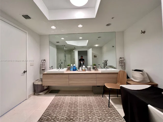 17111 Biscayne Blvd # 401, North Miami Beach FL 33160