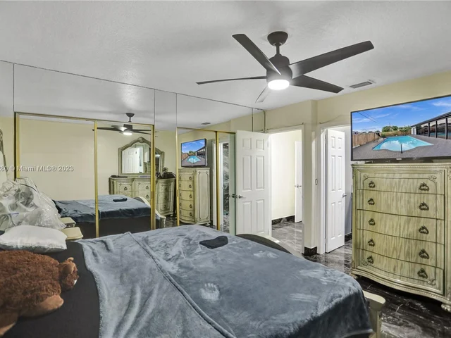 1082 W 71st St, Hialeah FL 33014