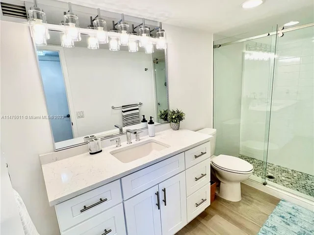 427 Golden Isles Dr # 14G, Hallandale Beach FL 33009