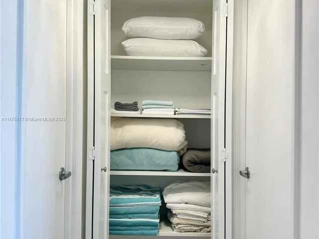 427 Golden Isles Dr # 14G, Hallandale Beach FL 33009