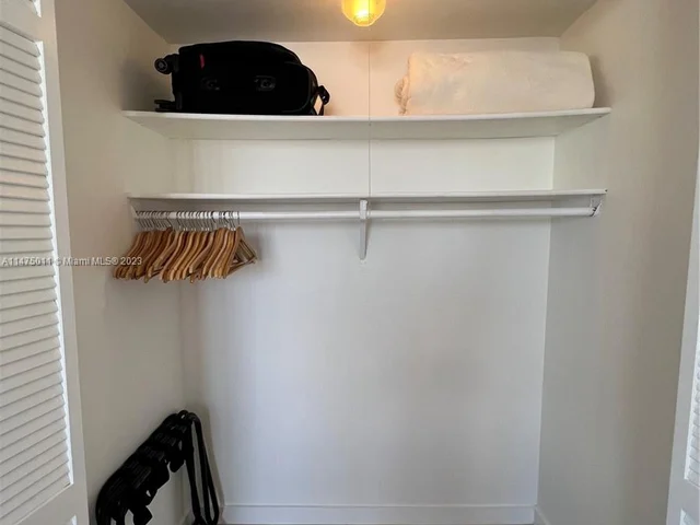 427 Golden Isles Dr # 14G, Hallandale Beach FL 33009