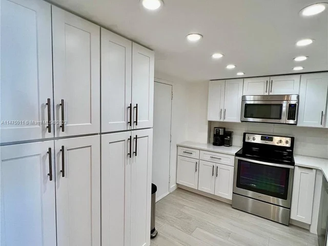 427 Golden Isles Dr # 14G, Hallandale Beach FL 33009