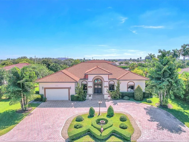 9772 NW 131st St, Hialeah Gardens FL 33018