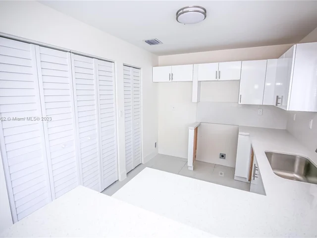 1530 NE 154th St, North Miami Beach FL 33162