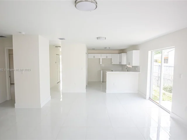 1530 NE 154th St, North Miami Beach FL 33162