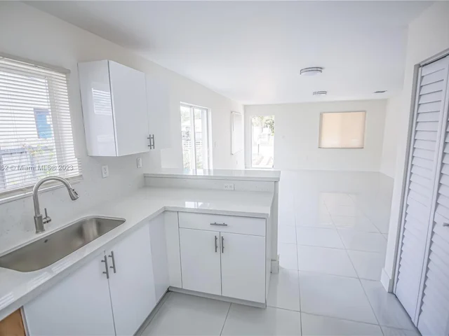 1530 NE 154th St, North Miami Beach FL 33162