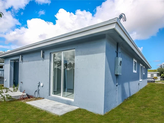 1530 NE 154th St, North Miami Beach FL 33162