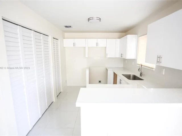 1530 NE 154th St, North Miami Beach FL 33162