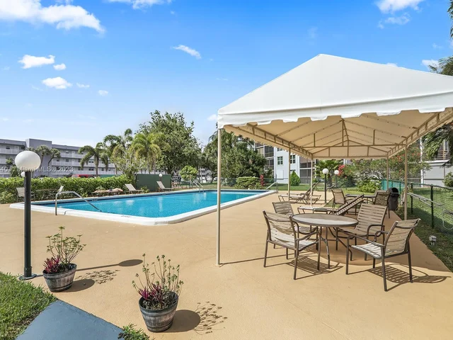 101 Royal Park Dr # 2C, Oakland Park FL 33309