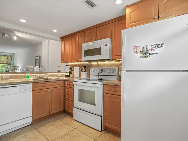 101 Royal Park Dr # 2C, Oakland Park FL 33309