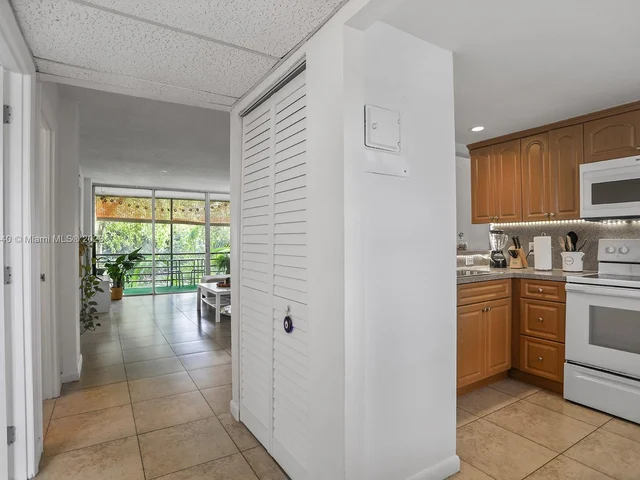 101 Royal Park Dr # 2C, Oakland Park FL 33309