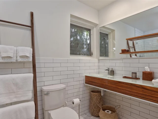 884 NE 88th St, Miami FL 33138