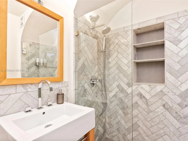 884 NE 88th St, Miami FL 33138